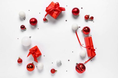 Noel balolarından yapılmış çerçeve hediye kutuları ve beyaz arka planda konfeti.