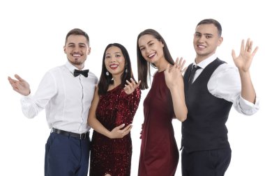 Beyaz arka planda bir grup arkadaş. Yeni yıl kutlaması