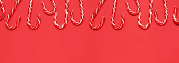 Много Рождественских Конфет Трости Красном Фоне Вид Сверху — стоковое фото