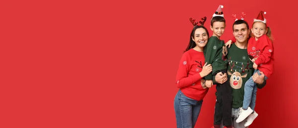 Família Feliz Camisolas Natal Fundo Vermelho Com Espaço Para Texto — Fotografia de Stock