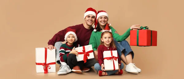 Família Feliz Chapéus Santa Com Presentes Natal Fundo Bege — Fotografia de Stock