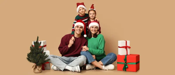Família Feliz Chapéus Santa Com Pequena Árvore Natal Presentes Fundo — Fotografia de Stock