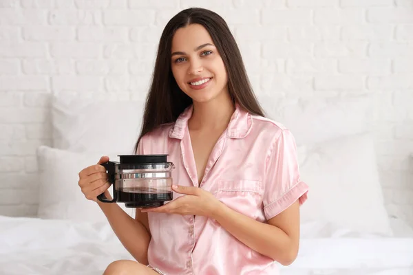 Schöne Junge Frau Trinkt Kaffee Ihrem Schlafzimmer — Stockfoto