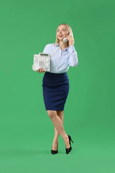 Γυναίκα Γραμματέας Τηλέφωνο Πράσινο Φόντο — Φωτογραφία Αρχείου