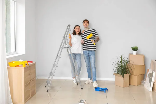 Jeune Couple Avec Des Rouleaux Peinture Faisant Des Réparations Dans — Photo
