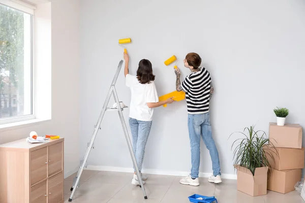 Jeune Couple Peinture Mur Avec Rouleaux Dans Leur Nouvelle Maison — Photo