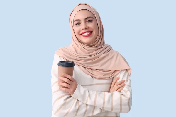 Hermosa Mujer Musulmana Con Taza Café Sobre Fondo Azul —  Fotos de Stock