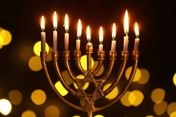 클로즈업에 Hanukkah 불타는 양초와 메노라 — 스톡 사진