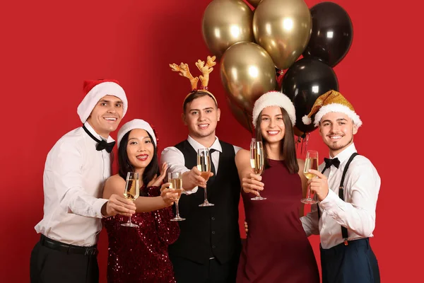 Grupo Amigos Com Champanhe Fundo Vermelho Celebração Ano Novo — Fotografia de Stock