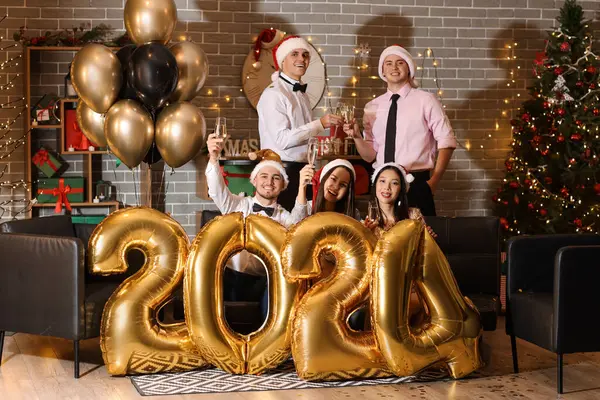 Группа Друзей Шампанским Цифрой 2024 Празднование Нового Года Вечеринке — стоковое фото