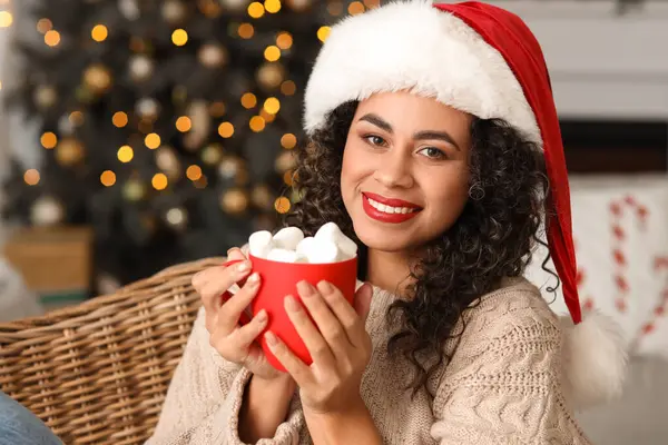 Mulher Afro Americana Bonita Com Chapéu Papai Noel Cacau Poltrona — Fotografia de Stock