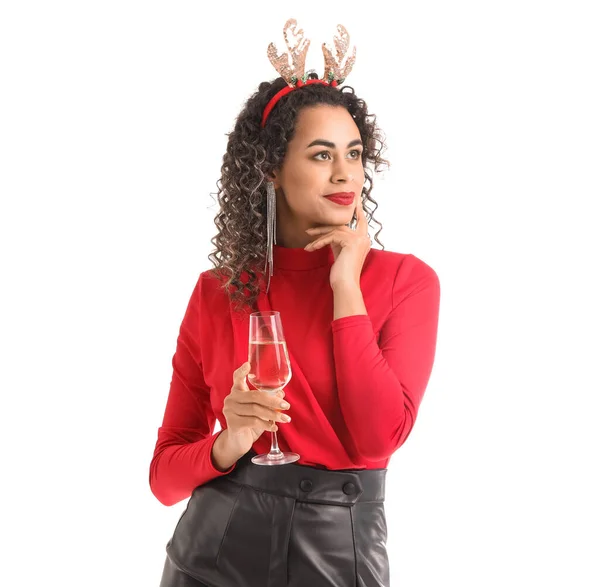Vacker Afroamerikansk Kvinna Renhorn Med Champagne Vit Bakgrund Nyårsfirande — Stockfoto