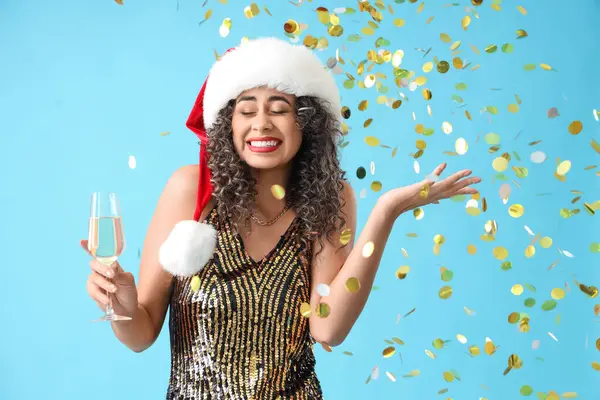 Mulher Afro Americana Bonita Chapéu Papai Noel Com Champanhe Confete — Fotografia de Stock