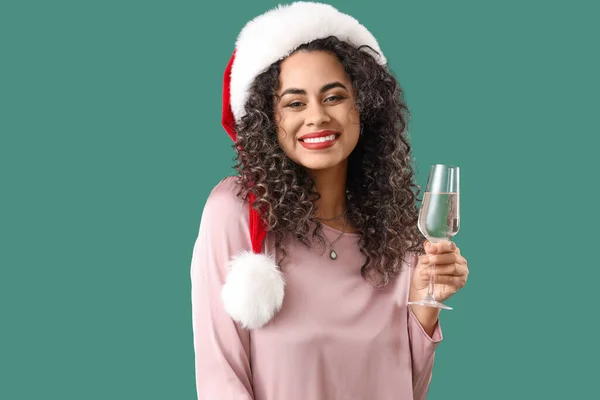 Vacker Afroamerikansk Kvinna Santa Hatt Med Champagne Grön Bakgrund Nyårsfirande — Stockfoto