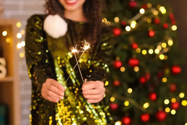 Jovem Mulher Com Brilhos Casa Close Celebração Ano Novo — Fotografia de Stock
