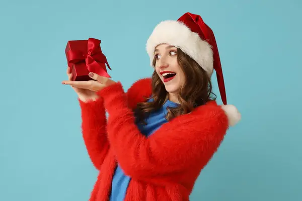 Young Woman Santa Hat Christmas Gift Box Blue Background — Stock Photo, Image