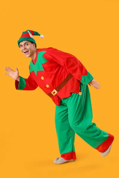 Hezký Mladý Muž Kostýmu Elfa Mává Rukou Žlutém Pozadí — Stock fotografie