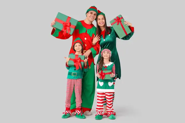 Glückliche Familie Elfenkostümen Mit Geschenkschachteln Auf Grauem Hintergrund — Stockfoto