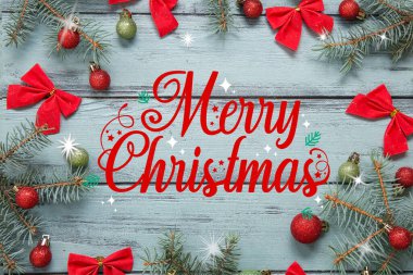 Noel süsleri ve ahşap arka planda köknar dalları olan tebrik kartı