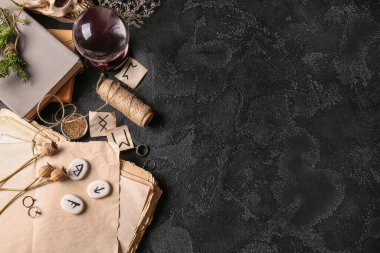 Cadının sihirli özellikleri karanlık arka planda.