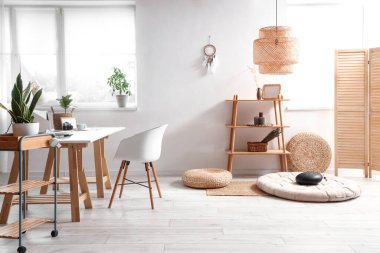 Çalışma yeri ve raf ünitesi olan ev içi ofis.