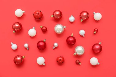 Kırmızı arkaplanda Noel topları olan kompozisyon