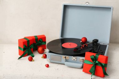 Vinil müzik çalar ve beyaz grunge arka planda bayram hediyeleri ile şenlikli Noel müziği konsepti