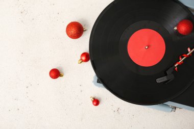 Vinil plak çalan Noel müziği konsepti ve beyaz grunge arka planında dekorasyonlar
