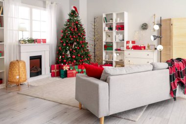 Noel için dekore edilmiş modern oturma odasının içi.