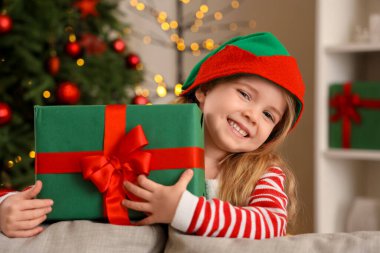 Evde Noel hediyesi olan şirin bir elf.