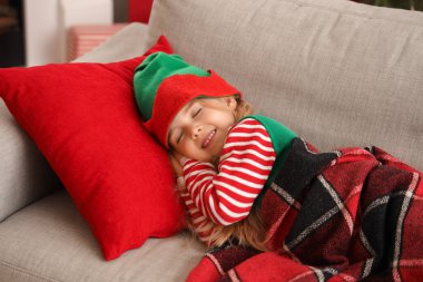 Noel arifesinde evde uyuyan sevimli küçük bir elf.