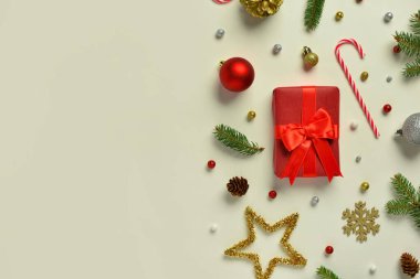 Güzel Noel kompozisyonu hediye, köknar ağacı dalları, boncuklar ve yeşil arka plandaki yazı için boşluk