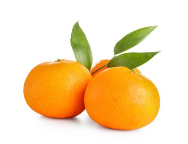 Beyaz arka planda yaprakları olan tatlı mandalinalar