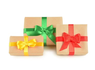 Beyaz arka planda farklı Noel hediye kutuları