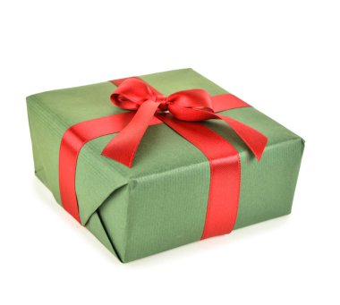 Beyaz arka planda kırmızı kurdeleli yeşil Noel hediyesi kutusu