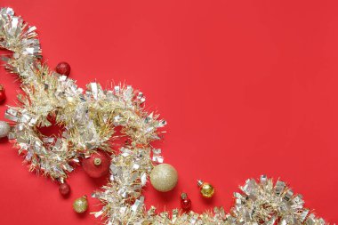 Kırmızı arka planda süslemeli ve Noel toplu kompozisyon