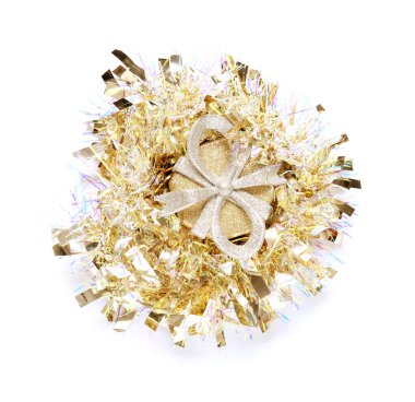 Beyaz arkaplanda Noel süslemeleri ve süslemeleri olan kompozisyon