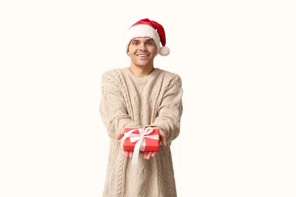 Hezký Mladý Muž Santa Klobouk Drží Vánoční Dárek Bílém Pozadí — Stock fotografie