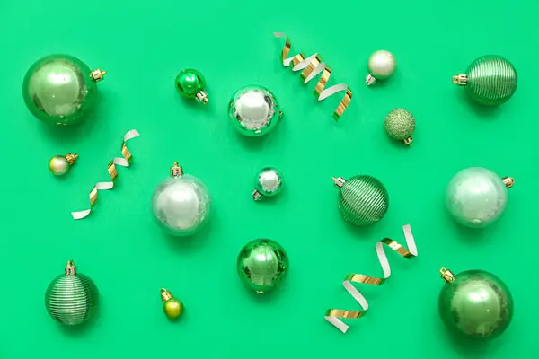 Yeşil Arka Planda Noel Topları Kurdeleleri Olan Kompozisyon — Stok fotoğraf