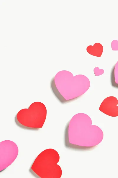Романтична Композиція Червоними Рожевими Паперовими Сердечками Білому Тлі День Святого — стокове фото