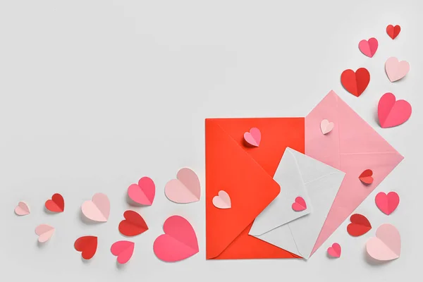 Romantyczna Kompozycja Pocztówką Czerwonym Różowym Papierowym Sercem Białym Tle Walentynki — Zdjęcie stockowe