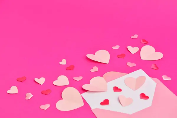 Pembe Arka Planda Farklı Kağıt Kalpler Zarf Kompozisyonu — Stok fotoğraf