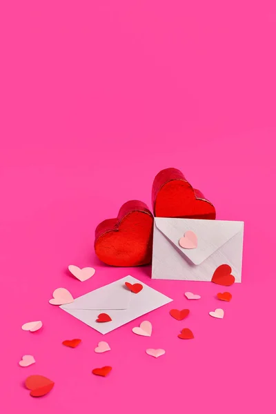Composição Com Diferentes Corações Papel Envelopes Sobre Fundo Rosa — Fotografia de Stock