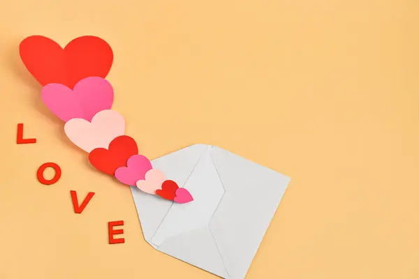 Palavra Amor Com Diferentes Corações Papel Envelope Fundo Amarelo — Fotografia de Stock