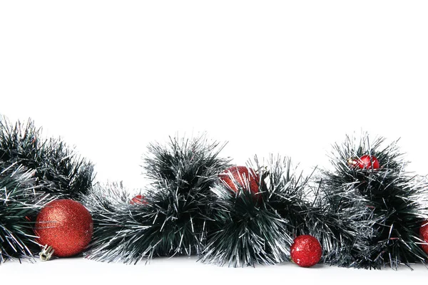 Tinsel Avec Des Boules Noël Rouges Sur Fond Blanc Gros Image En Vente