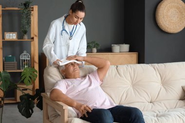 Hemşire evde yaşlı bir adamla birlikte.