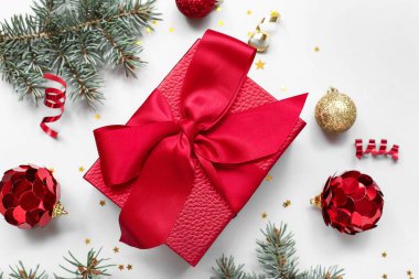 Beyaz arka planda hediyeli Noel dekoru