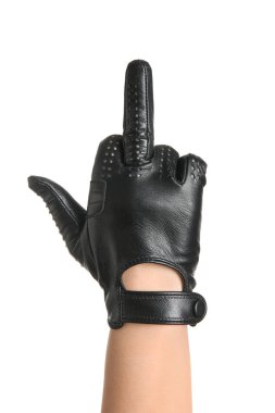 Siyah deri eldivenli bir kadın, beyaz arka planda orta parmağını gösteriyor.