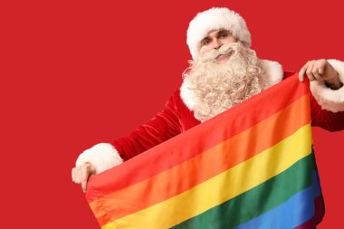 Kırmızı arka planda LGBT bayrağı olan Noel Baba