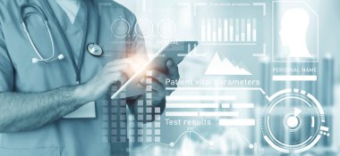 Tablet bilgisayarlı genç erkek doktor ve diyagramlı sanal ekran.
